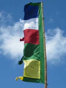 Bandera de oración tibetana vertical